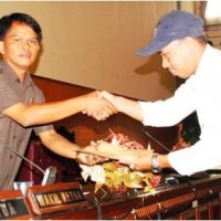 Anggota DPRD Kuningan saat menerima berkas tuntutan PKL Tamkot.